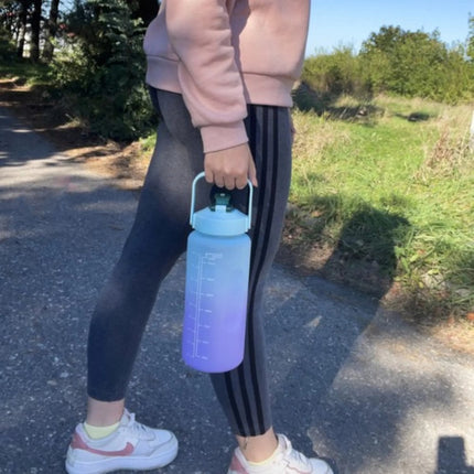 Trizand - 2L Waterfles - Grote Motivatie Drinkfles met Tijdmarkeringen en Anti-lek Systeem - Sportfles