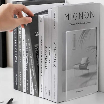 Transparante plexiglas boekensteunen in een set van zes, met de boekensteunen geplaatst naast een boek.